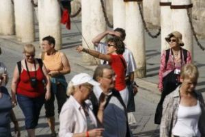 El número de turistas extranjeros en Andalucía no para de caer.