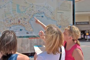 Unas turistas observan un plano en el centro de Málaga.